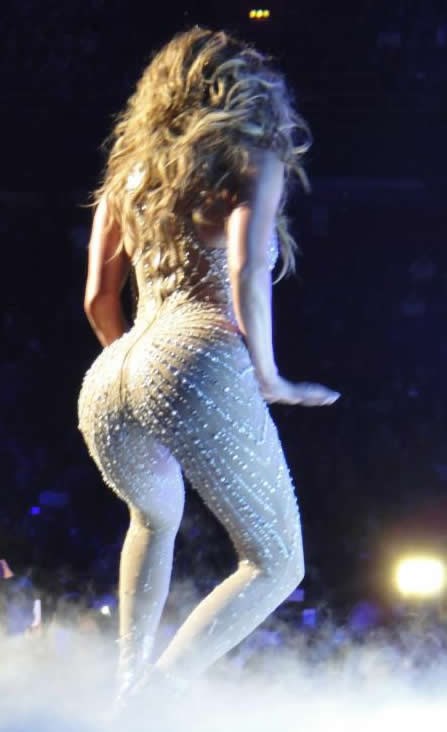 Savršena guza preotela koncert i muškarce uzela za taoce