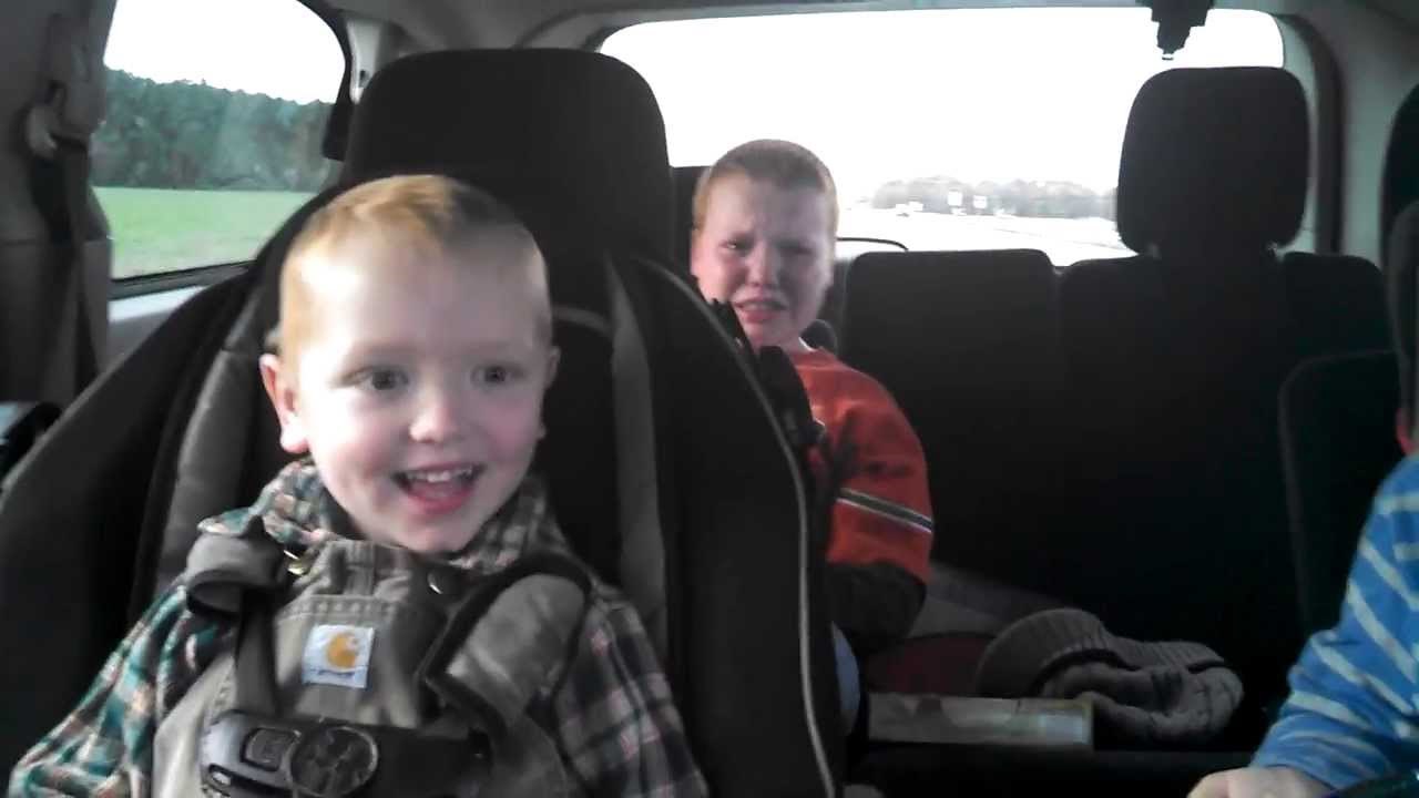 VIDEO: Klinci saznali da je mama trudna, reakcije su malo čudne