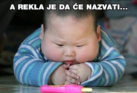 Zaljubljeni bebač u iščekivanju poziva svoje drage