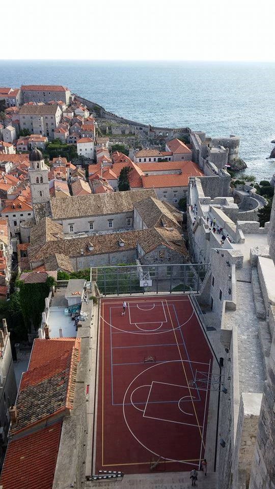 Je li ovo u Dubrovniku najčudnije košarkaško igralište na svijetu?