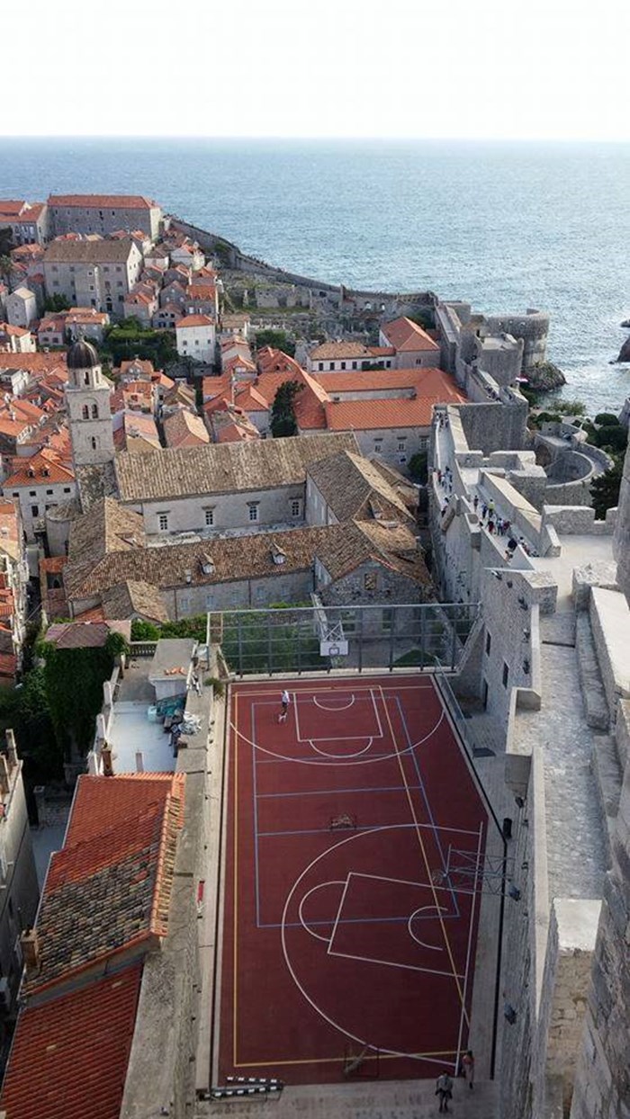 Je li ovo u Dubrovniku najčudnije košarkaško igralište na svijetu?