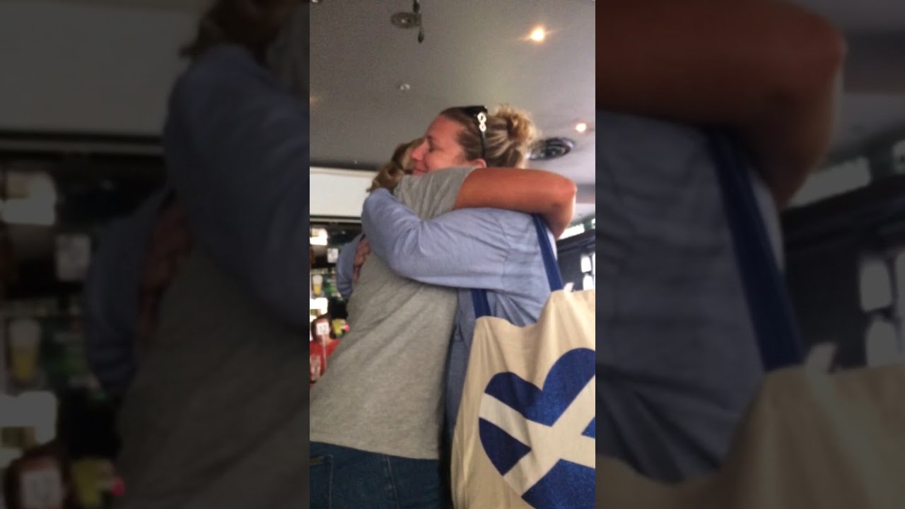 NAJLJEPŠI ROĐENDANSKI POKLON Dok je sjedila u kafiću prišla joj je sestra koju dugo nije vidjela