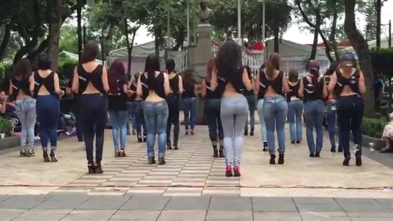 Sinkronizirano mrdanje guzom - ovakav sexy ples još niste vidjeli!