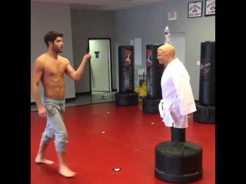 Video: Nepotrebno polugoli mladić se reklamira vrtnjom štapa da ispadne cool