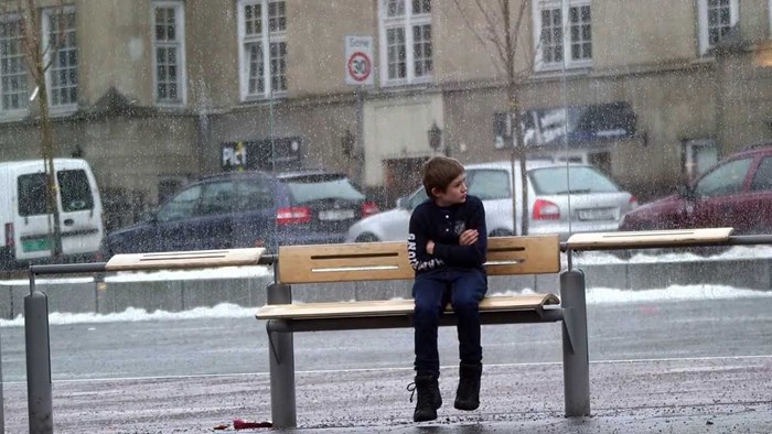 Društveni eksperiment: Dječak se smrzavao na hladnoći, evo kako su ljudi reagirali!