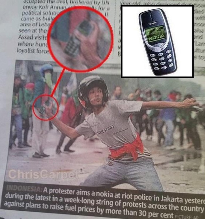 Prosvjednik policiju gađao Nokijom 3310