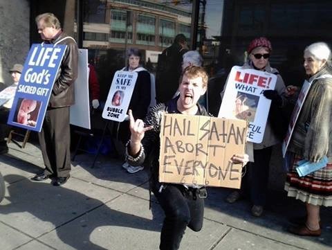 Dojadili mu svi prosvjednici, on je za pobiti sve