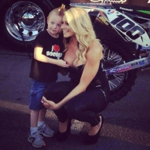 Mali punker zna sa ženama: Plavušu zgrabio za sisu