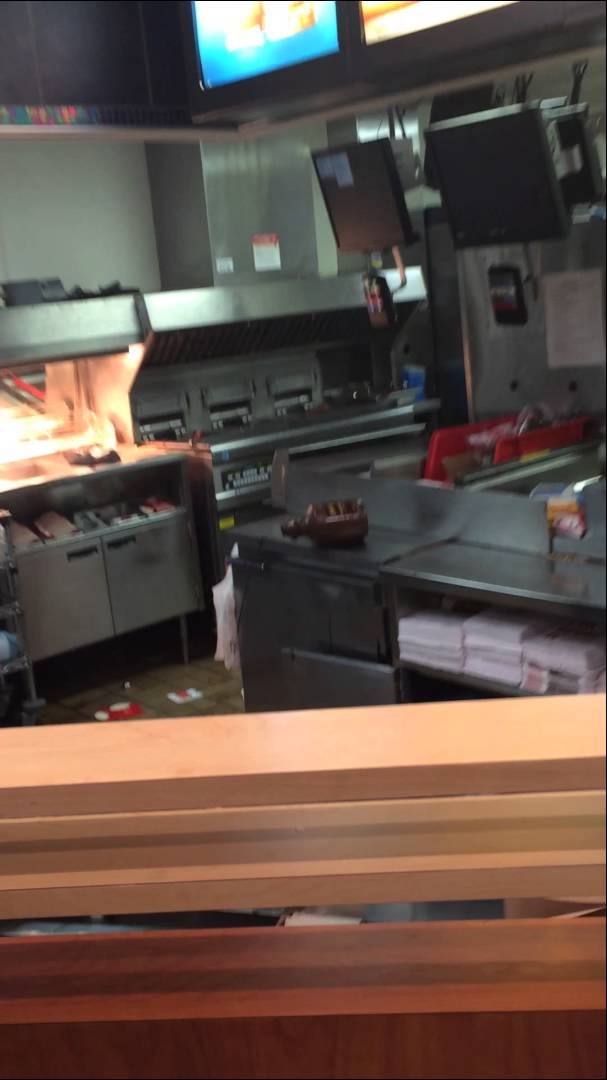 VIDEO: Radnik McDonald's-a poludio u restoranu nakon što je dobio otkaz