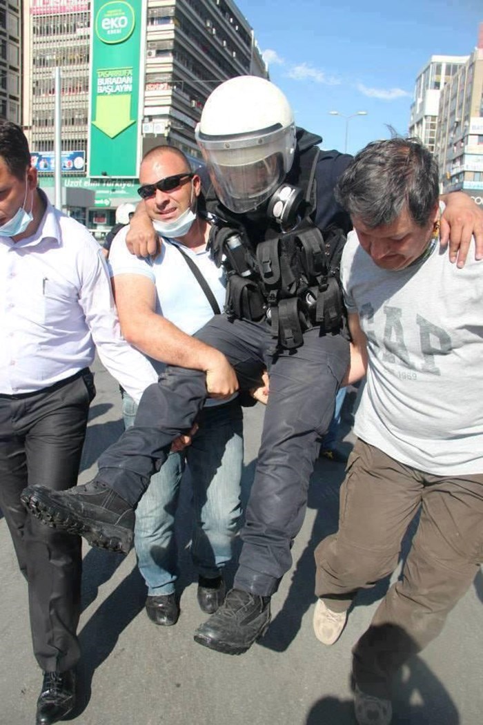 Turski prosvjednici pomažu ozlijeđenom policajcu