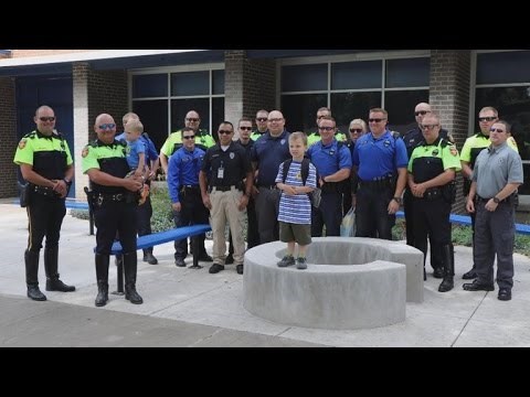 VIDEO: Ostao je bez oca, pa ga je na prvi dan škole otpratilo preko 20 policajaca