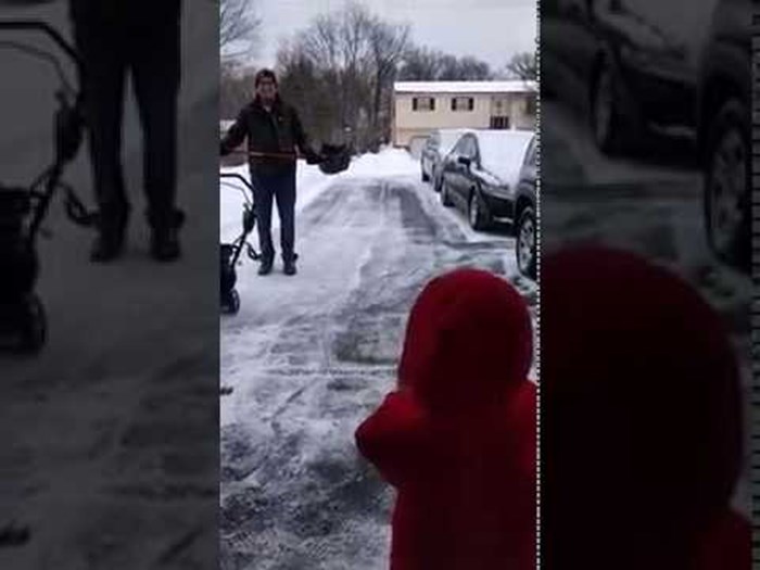 PRESLATKO Dijete bodri tatu dok on čisti snijeg!