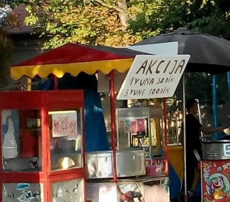 Čovjek koji prodaje šećernu vunu ima akciju koja nikome nije jasna 