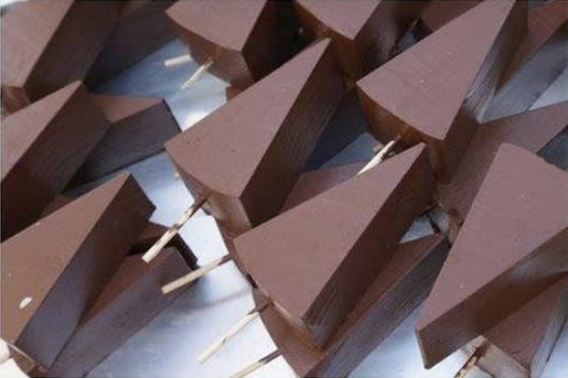 Torta od sira prelivena čokoladom, na štapiću