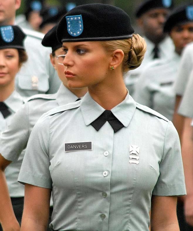 Prsata vojnikinja spremna služiti