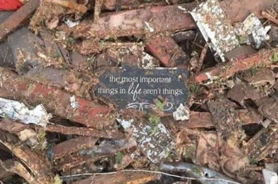 Iz ruševina nečijeg doma nakon tornada