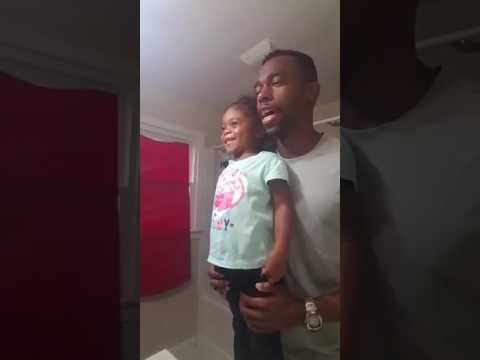 Prije odlaska u školu, tata motivira kćerkicu na najljepši moguć način!