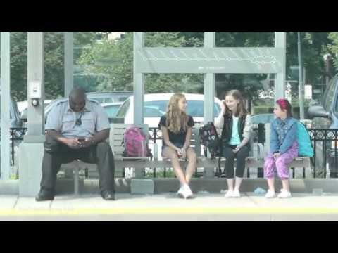 VIDEO: Maltretirale je, a onda joj stranci pokazali da nije sama 