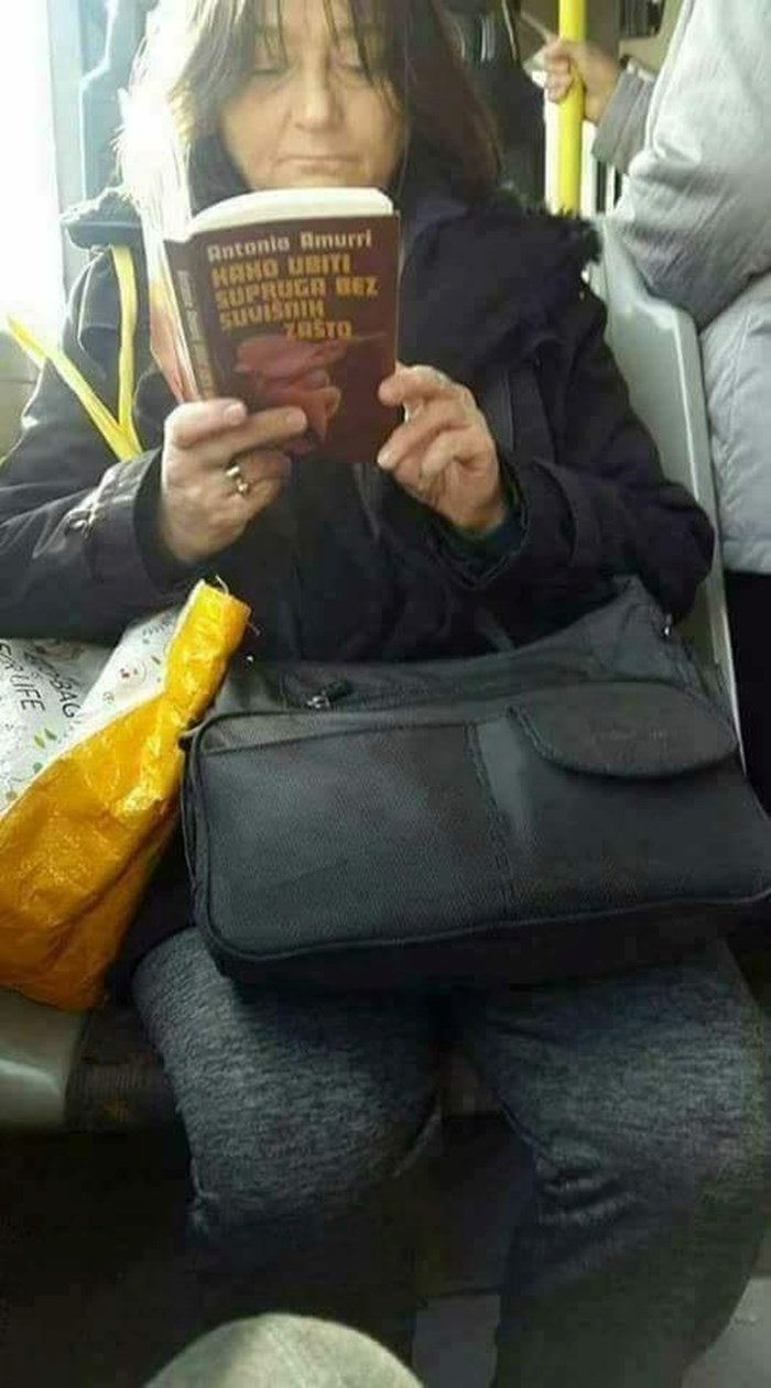 Kada vidite što ova žena čita, umrijet ćete od smijeha