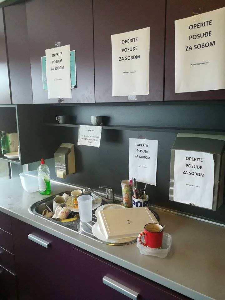 Od svih ovih upozorenja koja su stavili u zajedničkoj kuhinji nema baš nikakve koristi