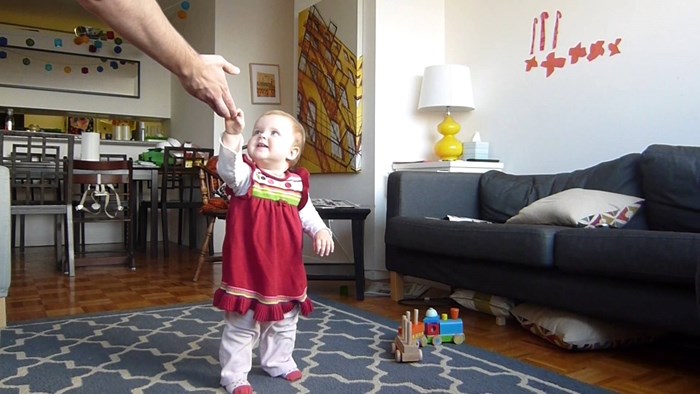 Tata je snimao kćerine prve korake, evo kako je naučila hodati!