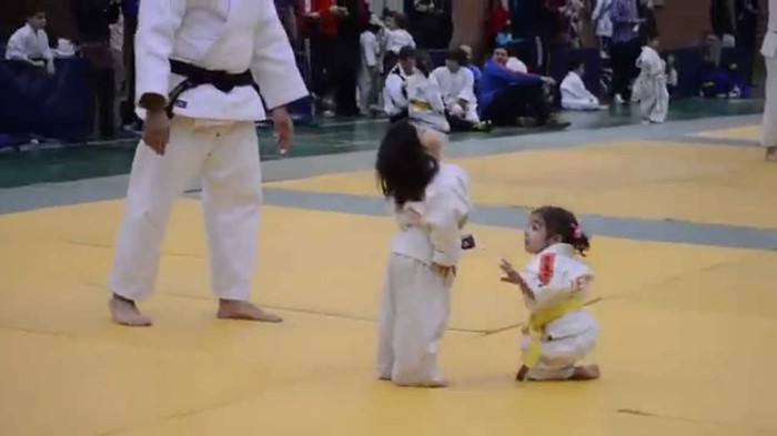 VIDEO: Okorjele ratnice jedva stoje, ali borba se mora dobiti, u ime nagradne čokolade!