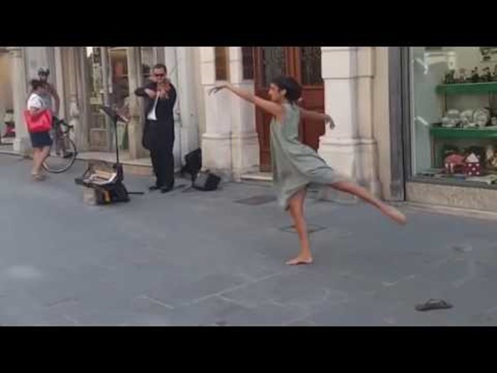 VIDEO Balerina iz Palestine nije mogla odoljeti melodijama uličnog izvođača u Italiji, plesom je oduševila prolaznike