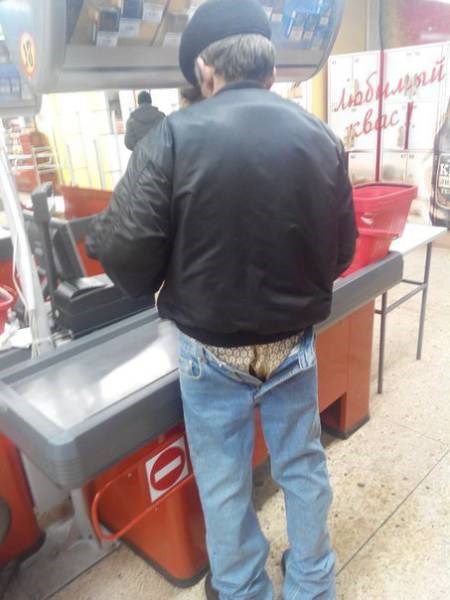 Nije to bio njegov dan, svi osim njega su primijetili da nešto nije u redu s njegovim hlačama