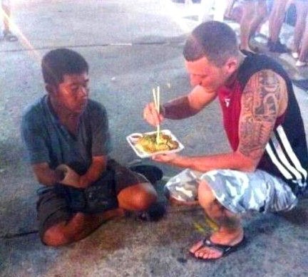 Ovo je dobrota: Hranio bezrukog prosjaka