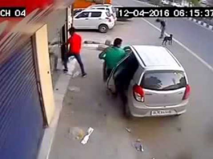 VIDEO Izgledalo je kao da parkiraju auto, a onda su izašli van i pred kamerom obavili ono što najbolje znaju