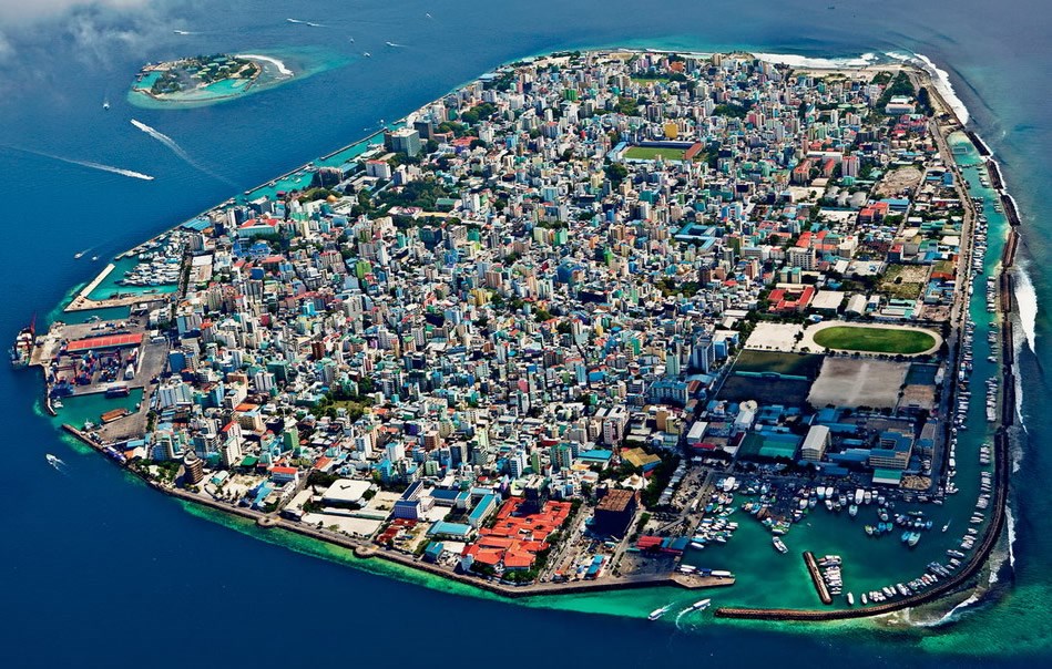 Malé, Maldivi: Otok načičkan zgradama od ruba do ruba