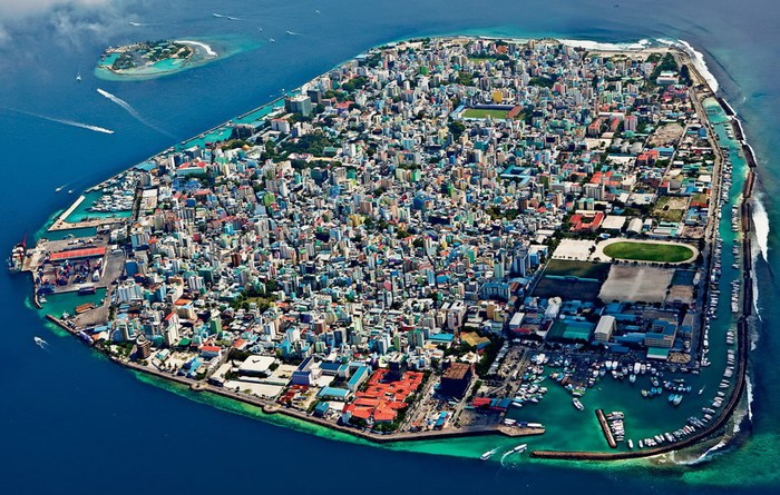 Malé, Maldivi: Otok načičkan zgradama od ruba do ruba