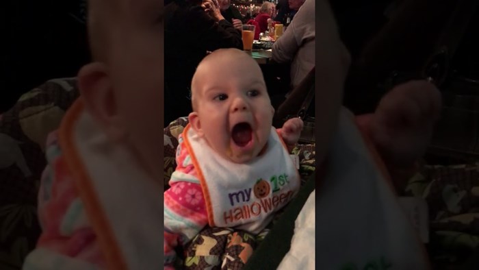 VIDEO Preslatka beba koja širom otvara usta kako bi jela uljepšat će vam dan