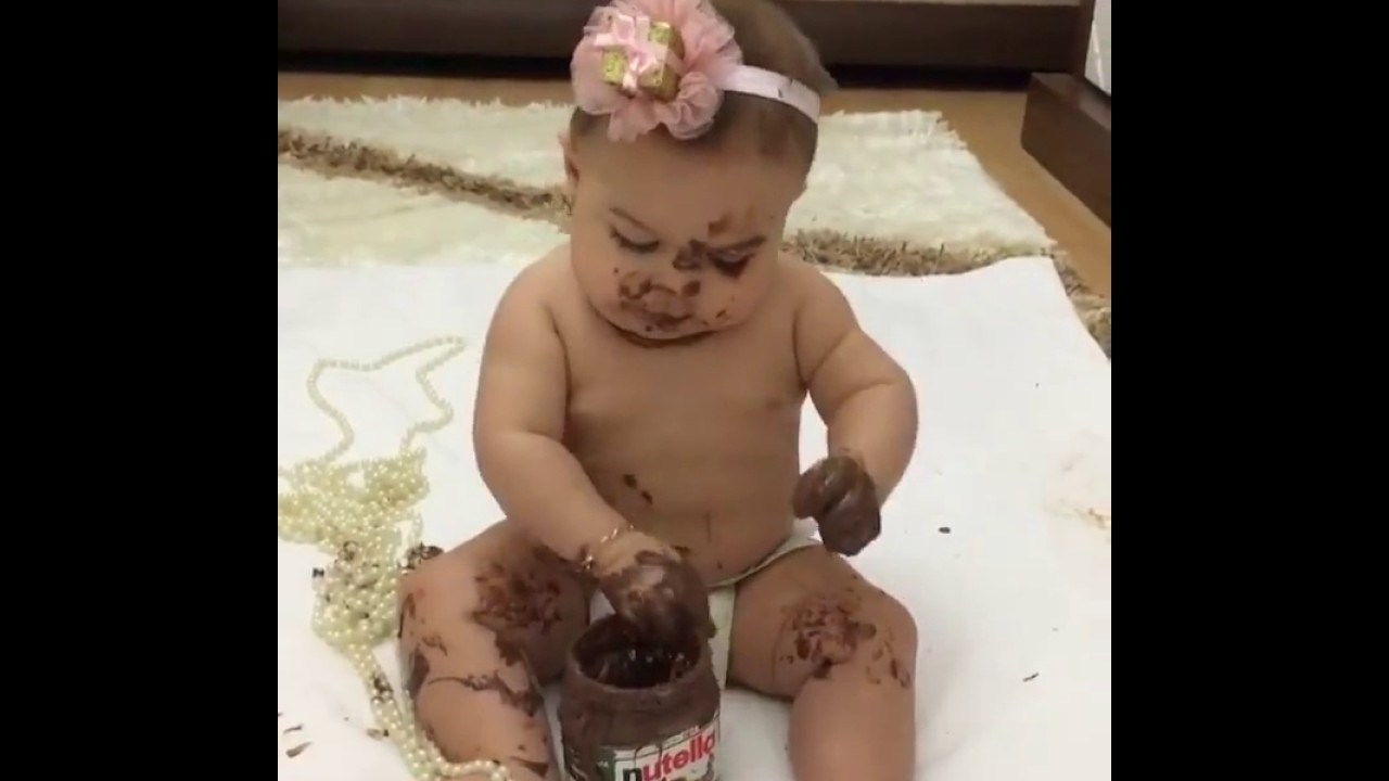 PRESLATKO Što se dogodi kad bebi date teglu Nutelle?