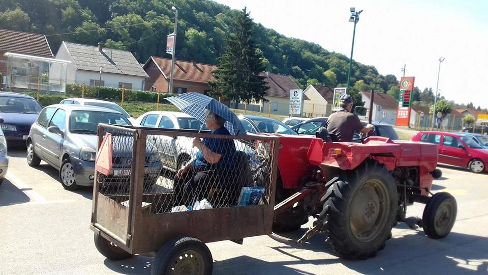 Simpatična fotka iz Slavonije: Stariji par se vraća iz kupovine - on na traktoru, ona u prikolici 