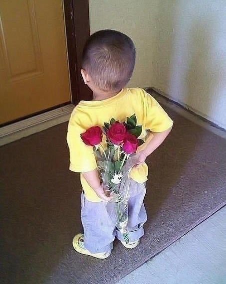 Malom šarmeru mama pomogla kupiti buket za curicu