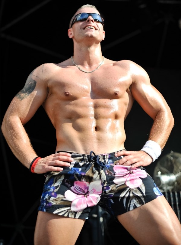 Cure, evo, slinite i vi malo: Mišićavi tip sa Zrća