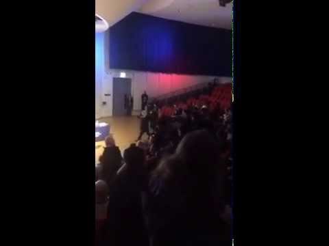 HRVATI, GLEDAJTE I UČITE! Studenti najbrutalnijim protestom ikad zgazili rasističku kolumnisticu!