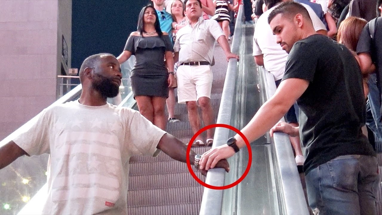 VIDEO Na pokretnim stepenicama je pipkao odrasle muškarce pa dobio prijetnje od ljubomorne žene