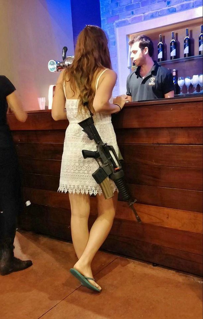 Sexy Izraelka ni za šank ne ide bez mitraljeza