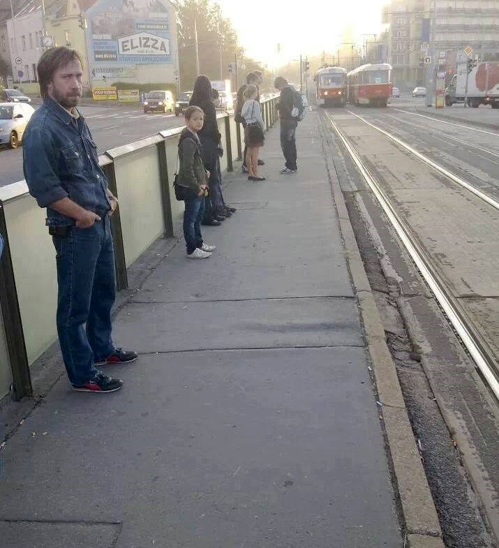 Chuck Norris mrzovoljno čeka tramvaj?