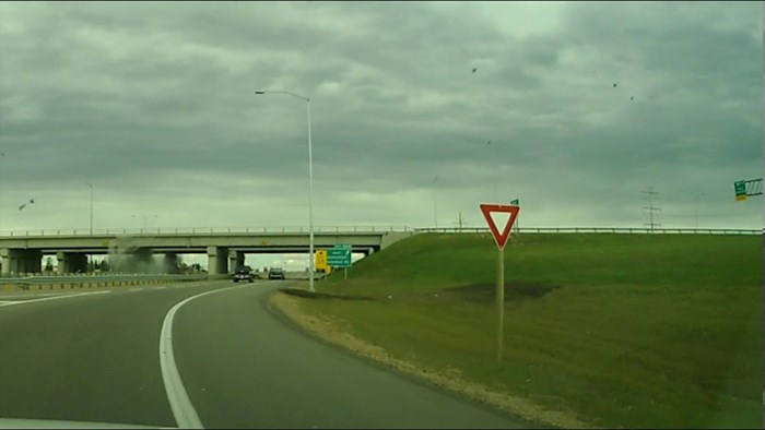 VIDEO Svijet bi bez ovakvih ljudi bio dosadno mjesto, pogledajte što je ovaj vozač snimio na autocesti!