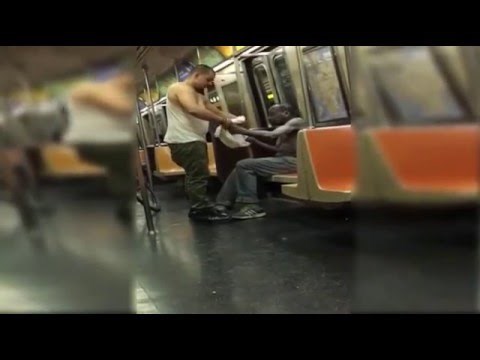 Beskućnik je tiho sjedio u vlaku, kad mu je prišao potpuni stranac i poklonio mu nešto nevjerojatno