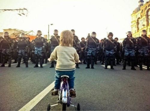 Zar ovakav svijet želimo: Kordoni policajaca na našu djecu?