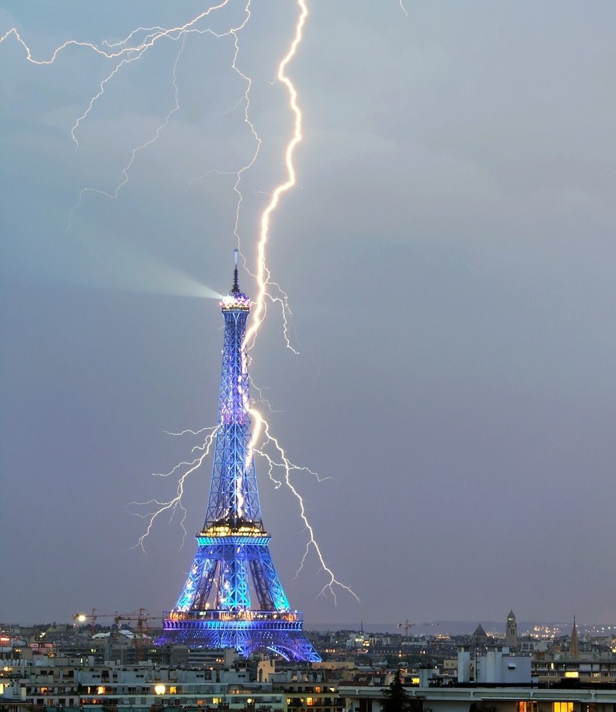 Munja roknula u Eiffelov toranj