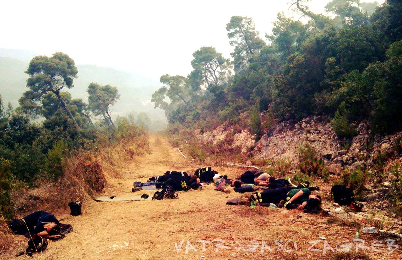 HEROJI: Iscrpljeni vatrogasci vraćaju snagu