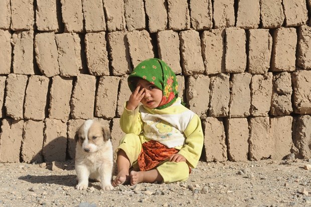 Dijete i psić - prijatelji i u bijedi