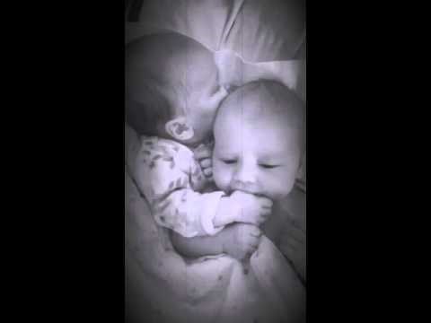 VIDEO: Mama je čula da beba plače u drugoj sobi, ali kada je pogledala monitor, ništa joj nije bilo jasno!