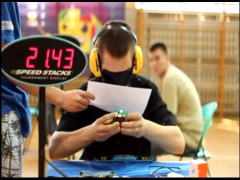 Video: Fotografsko pamćenje - složi Rubikovu vezanih očiju!