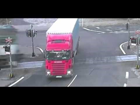 Što ti vlak napravi od kamiona kad gledaš film dok voziš kroz crveno na prijelazu?